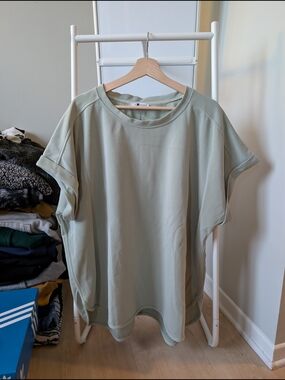 Cable & Gauge Active wear Relaxed Short Sleeve Top in Sage